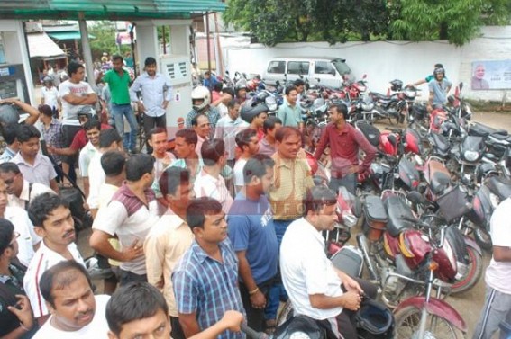 Petrol crisis deepens in the state; consumers blocked the streets once again on Sunday, raised voice against the irregularity in supply of petrol in the state Petrol crisis deepens in the state; consumers blocked the streets once again on Sunday, raised voice against the irregularity in supply of petrol in the state